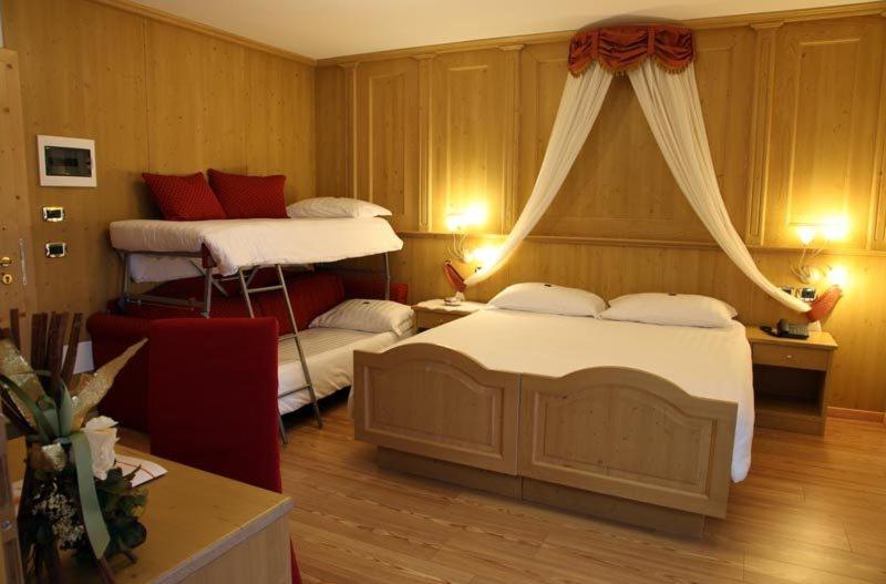 Hotel Gran Vacanze Rooms & Apartments 디마로 객실 사진