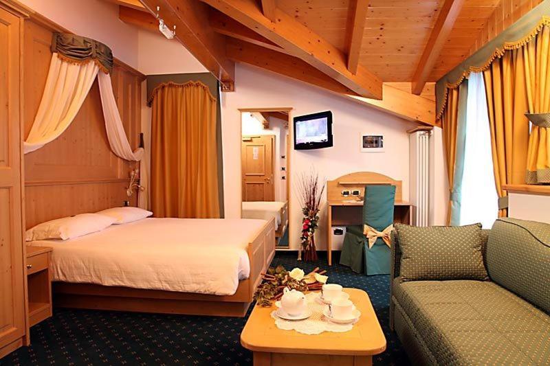 Hotel Gran Vacanze Rooms & Apartments 디마로 객실 사진